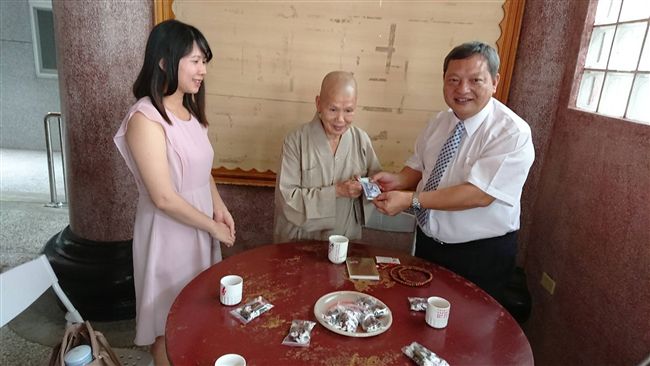 見台鐵員工辛勞　法師愛心捐款