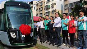 高雄輕軌二階首列車測試