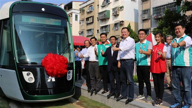 高雄輕軌二階首列車測試　服務更穩定