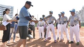 張泰山擔任棒球隊一日教練　為長者募愛