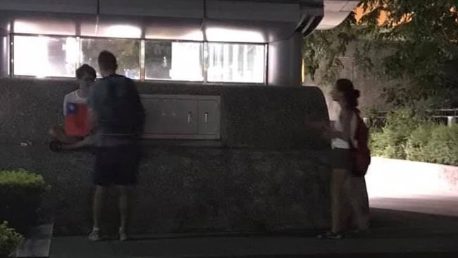 聾啞外國人賣百元國旗！他：騙良心錢