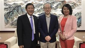 6月赴陸　饒穎奇吳俊立：討論農產品銷陸（2）台東政壇和網路盛傳前總統府資政饒穎奇為了尋求前台東縣長吳俊立支持女兒饒慶鈴選縣長，今年6月陪同吳俊立（左）、鄺麗貞（右）夫婦到大陸，會晤國台辦主任劉結一（中）。吳俊立、饒穎奇澄清，此行是討論台東農業問題。（取自陳嘉信臉書）中央社記者盧太城台東傳真　107年9月9日