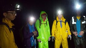 氣溫驟降2山友失溫　宜蘭搜救隊護送下山