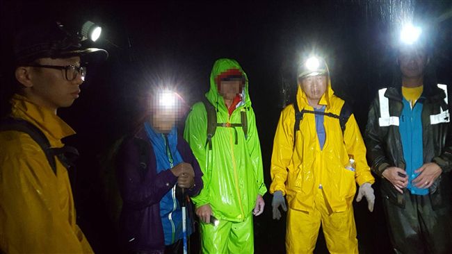 登山客受困山區失溫　搜救隊成功護送