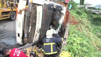 遇下坡煞車失靈　砂石車失控翻覆
