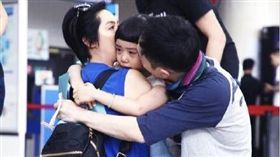 ▲▼朱茵一家三口在機場上演十八相送劇碼。（圖／翻攝自微博）