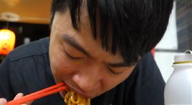 吳興街,大王麻辣乾麵,死神椒,網紅,挑戰（圖／翻攝自小毛YouTube）