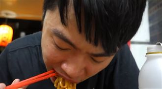 比鬼椒辣10倍！網紅挑戰乾麵辣到吐