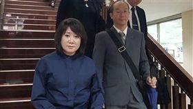 SOGO商標案訂庭期  黃晴雯請求避開週年慶遠東SOGO被控涉違法使用「太平洋SOGO device」商標，董事長黃晴雯等人遭起訴。北院28日開庭，確認原告豐洋公司不追究（撤告），黃晴雯（前左）請求下次開庭避開週年慶時段，法官諭知下次開庭11月30日。中央社記者劉世怡攝  107年9月28日