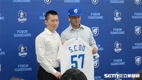 ▲富邦悍將球團領隊蔡承儒與投手歐書誠（右）。（圖／記者蕭保祥攝影）