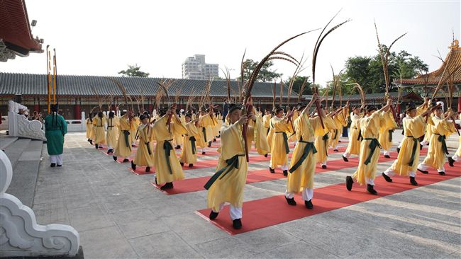 高雄教師節祭孔　依循明代古禮引圍觀