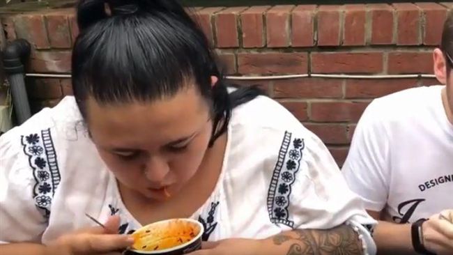 女開箱吃辣麵　屁股拉出血醫院躺4天