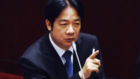 賴揆：滯洪池計畫值得檢討行政院長賴清德（圖）25日到立法院專案報告「0823中南部水災之治水機制」並備詢時表示，滯洪池興建進度值得嚴厲檢討，會請經濟部、內政部儘速解決，讓工程迅速上路。中央社記者施宗暉攝　107年9月25日