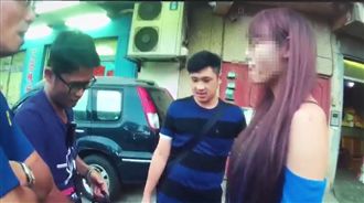 長髮正妹露背洋裝　回頭竟是男兒身！