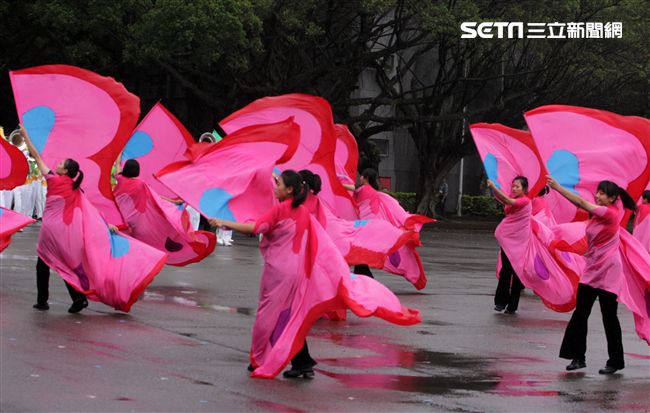 國防部示範樂隊、陸軍專科學校樂旗隊、國防大學合唱團為107年國慶大會預演。（記者邱榮吉/攝影）
