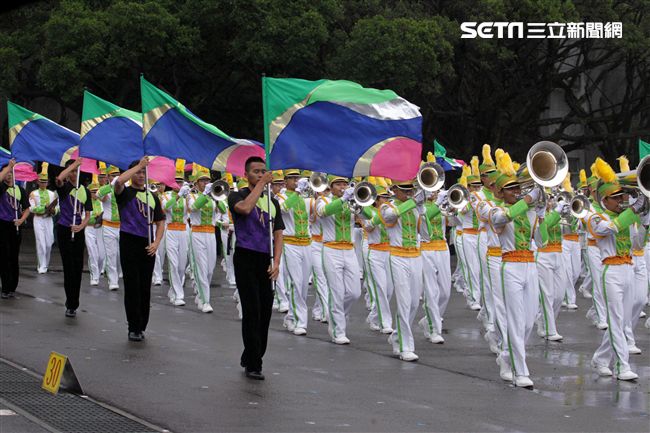 國防部示範樂隊、陸軍專科學校樂旗隊、國防大學合唱團為107年國慶大會預演。（記者邱榮吉/攝影）