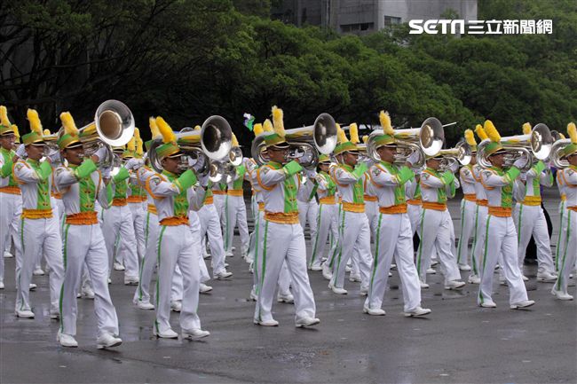 國防部示範樂隊、陸軍專科學校樂旗隊、國防大學合唱團為107年國慶大會預演。（記者邱榮吉/攝影）