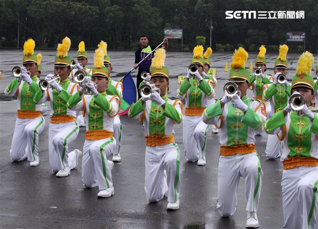 國防部示範樂隊、陸軍專科學校樂旗隊、國防大學合唱團為107年國慶大會預演。（記者邱榮吉/攝影）