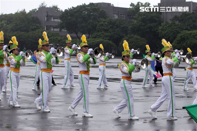 國防部示範樂隊、陸軍專科學校樂旗隊、國防大學合唱團為107年國慶大會預演。（記者邱榮吉/攝影）