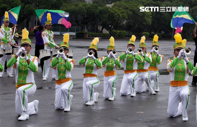 國防部示範樂隊、陸軍專科學校樂旗隊、國防大學合唱團為107年國慶大會預演。（記者邱榮吉/攝影）