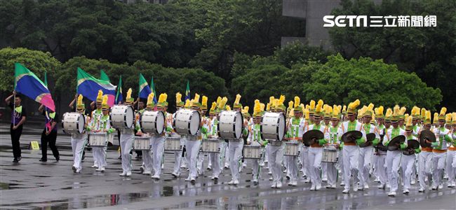 國防部示範樂隊、陸軍專科學校樂旗隊、國防大學合唱團為107年國慶大會預演。（記者邱榮吉/攝影）
