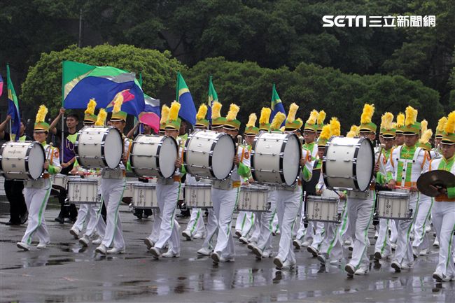 國防部示範樂隊、陸軍專科學校樂旗隊、國防大學合唱團為107年國慶大會預演。（記者邱榮吉/攝影）