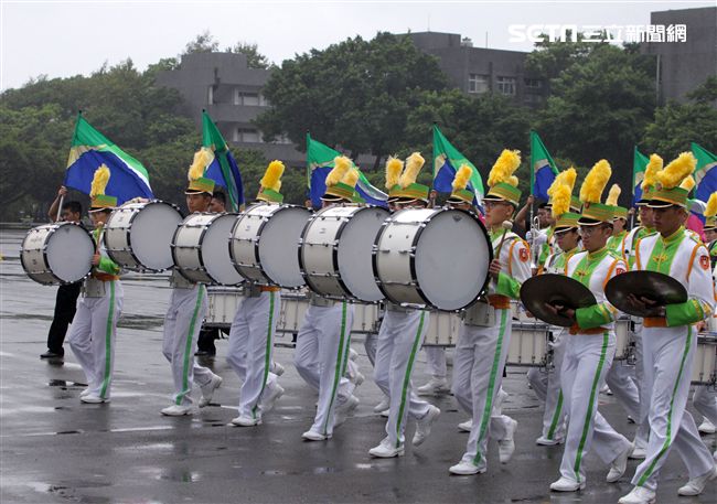 國防部示範樂隊、陸軍專科學校樂旗隊、國防大學合唱團為107年國慶大會預演。（記者邱榮吉/攝影）