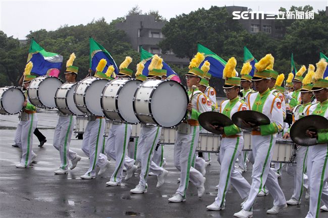 國防部示範樂隊、陸軍專科學校樂旗隊、國防大學合唱團為107年國慶大會預演。（記者邱榮吉/攝影）