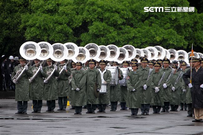 國防部示範樂隊、陸軍專科學校樂旗隊、國防大學合唱團為107年國慶大會預演。（記者邱榮吉/攝影）