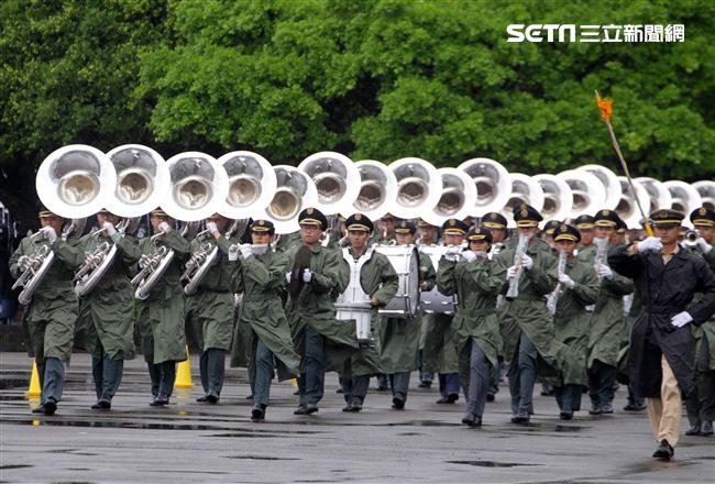 國防部示範樂隊、陸軍專科學校樂旗隊、國防大學合唱團為107年國慶大會預演。（記者邱榮吉/攝影）