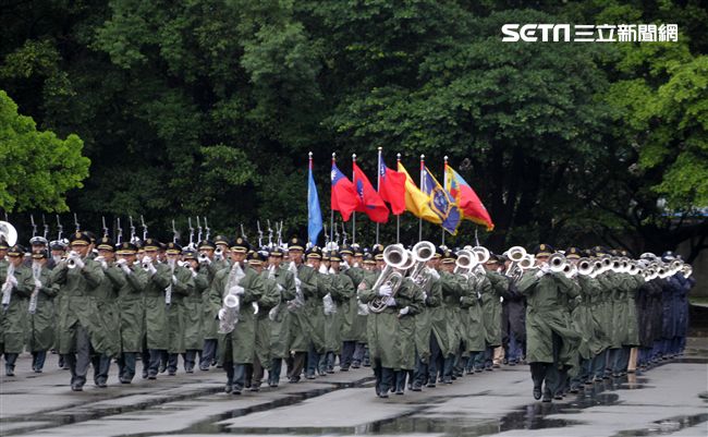國防部示範樂隊、陸軍專科學校樂旗隊、國防大學合唱團為107年國慶大會預演。（記者邱榮吉/攝影）