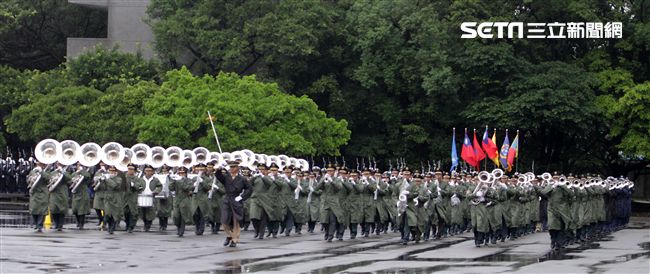 國防部示範樂隊、陸軍專科學校樂旗隊、國防大學合唱團為107年國慶大會預演。（記者邱榮吉/攝影）