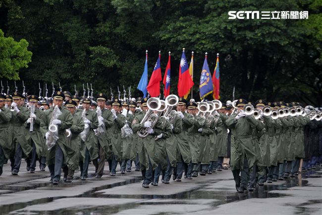 國防部示範樂隊、陸軍專科學校樂旗隊、國防大學合唱團為107年國慶大會預演。（記者邱榮吉/攝影）