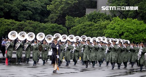 國防部示範樂隊、陸軍專科學校樂旗隊、國防大學合唱團為107年國慶大會預演。（記者邱榮吉/攝影）