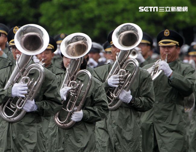 國防部示範樂隊、陸軍專科學校樂旗隊、國防大學合唱團為107年國慶大會預演。（記者邱榮吉/攝影）