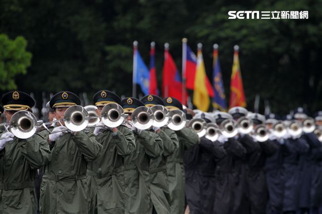 國防部示範樂隊、陸軍專科學校樂旗隊、國防大學合唱團為107年國慶大會預演。（記者邱榮吉/攝影）