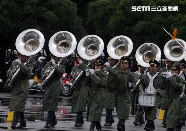 國防部示範樂隊、陸軍專科學校樂旗隊、國防大學合唱團為107年國慶大會預演。（記者邱榮吉/攝影）