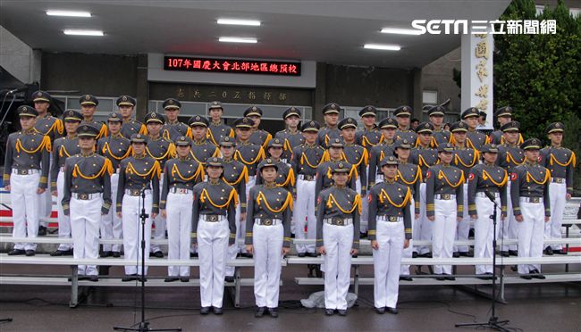 國防部示範樂隊、陸軍專科學校樂旗隊、國防大學合唱團為107年國慶大會預演。（記者邱榮吉/攝影）
