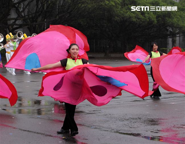 國防部示範樂隊、陸軍專科學校樂旗隊、國防大學合唱團為107年國慶大會預演。（記者邱榮吉/攝影）