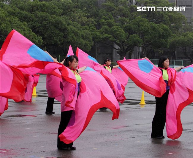 國防部示範樂隊、陸軍專科學校樂旗隊、國防大學合唱團為107年國慶大會預演。（記者邱榮吉/攝影）