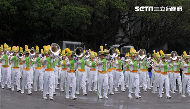 國防部示範樂隊、陸軍專科學校樂旗隊、國防大學合唱團為107年國慶大會預演。（記者邱榮吉/攝影）