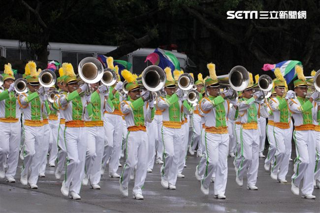 國防部示範樂隊、陸軍專科學校樂旗隊、國防大學合唱團為107年國慶大會預演。（記者邱榮吉/攝影）
