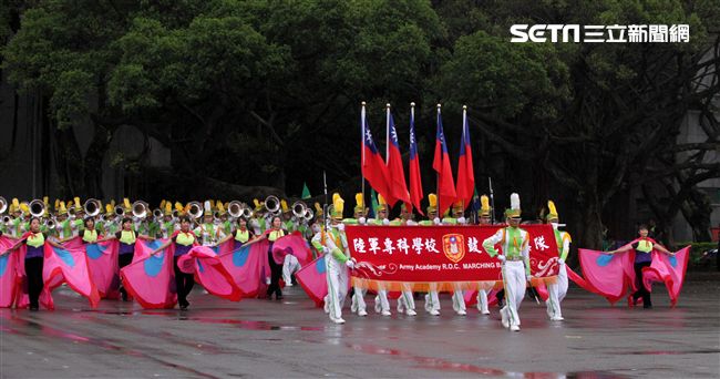 國防部示範樂隊、陸軍專科學校樂旗隊、國防大學合唱團為107年國慶大會預演。（記者邱榮吉/攝影）