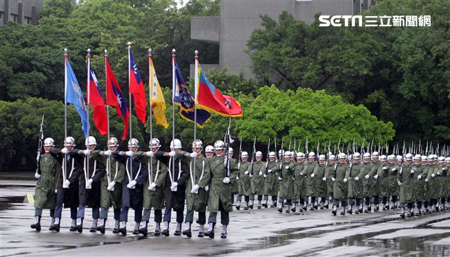 三軍儀隊穿著雨衣冒著雨為107年國慶大會預演，以幸福共好為主題操演高難度各種變換隊形。（記者邱榮吉/攝影）