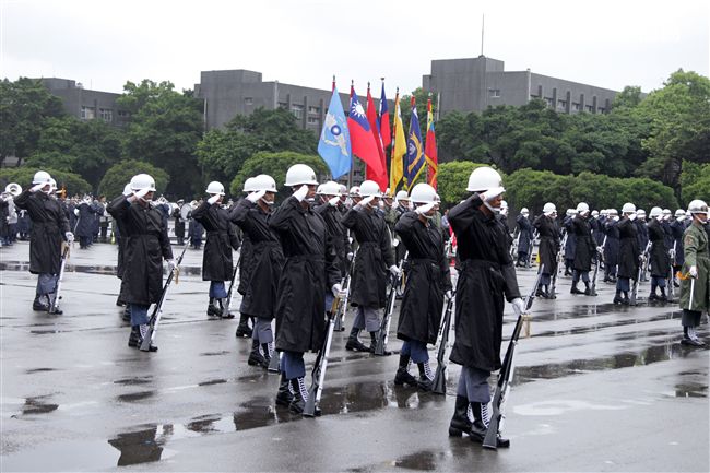三軍儀隊穿著雨衣冒著雨為107年國慶大會預演，以幸福共好為主題操演高難度各種變換隊形。（記者邱榮吉/攝影）