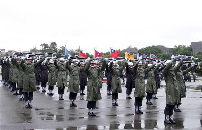 三軍儀隊穿著雨衣冒著雨為107年國慶大會預演，以幸福共好為主題操演高難度各種變換隊形。（記者邱榮吉/攝影）