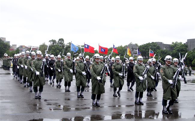 三軍儀隊穿著雨衣冒著雨為107年國慶大會預演，以幸福共好為主題操演高難度各種變換隊形。（記者邱榮吉/攝影）
