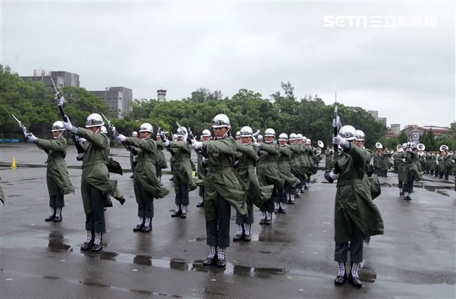 三軍儀隊穿著雨衣冒著雨為107年國慶大會預演，以幸福共好為主題操演高難度各種變換隊形。（記者邱榮吉/攝影）
