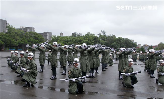 三軍儀隊穿著雨衣冒著雨為107年國慶大會預演，以幸福共好為主題操演高難度各種變換隊形。（記者邱榮吉/攝影）