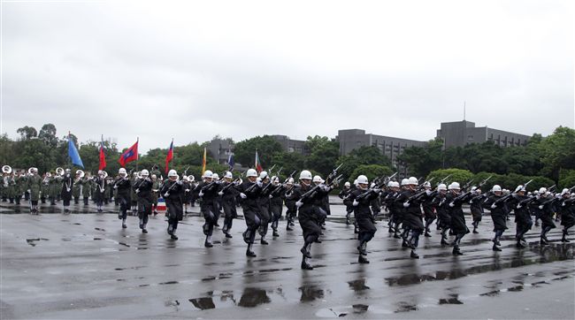 三軍儀隊穿著雨衣冒著雨為107年國慶大會預演，以幸福共好為主題操演高難度各種變換隊形。（記者邱榮吉/攝影）